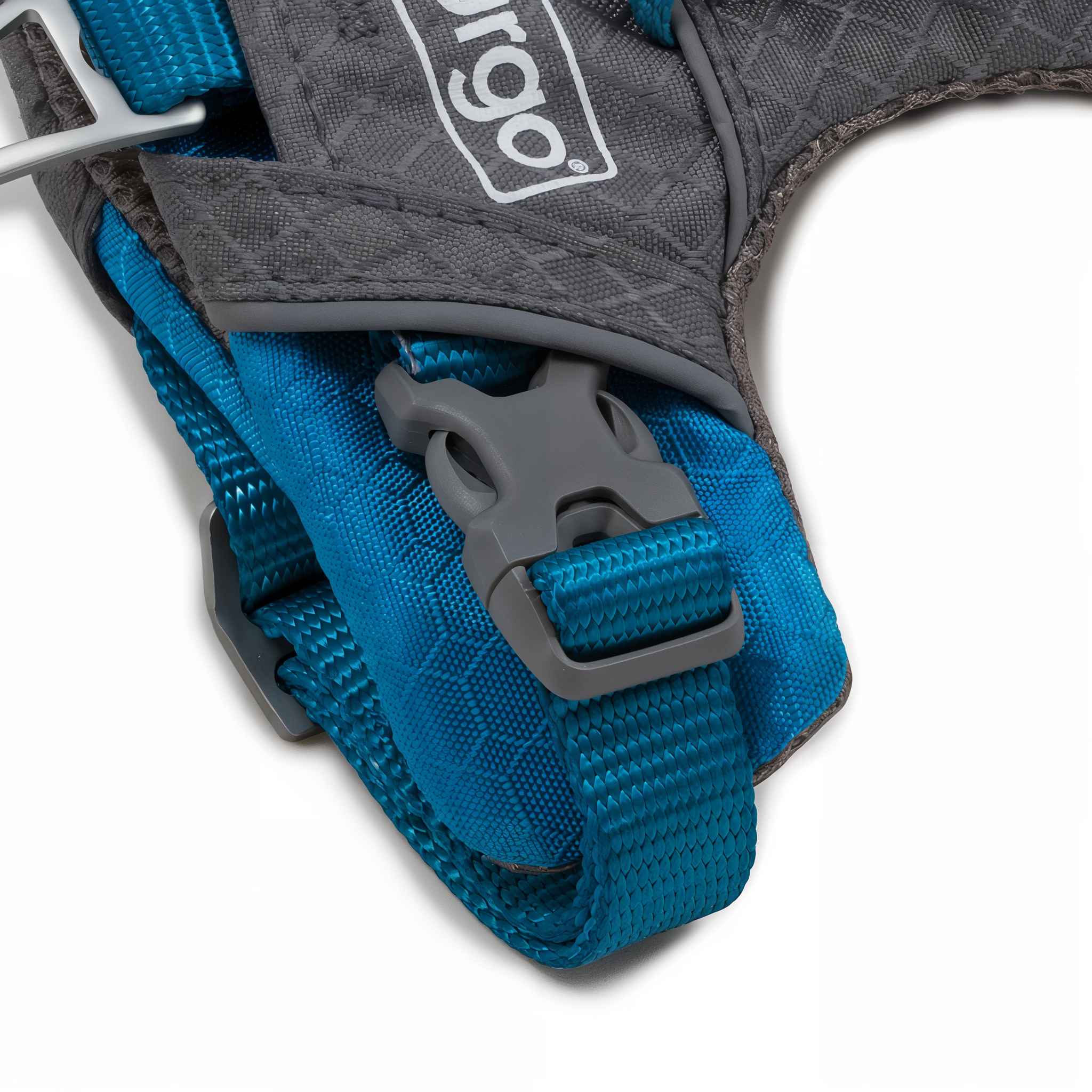 Quick-release buckles and padded chest plate on the Kurgo Journey Air