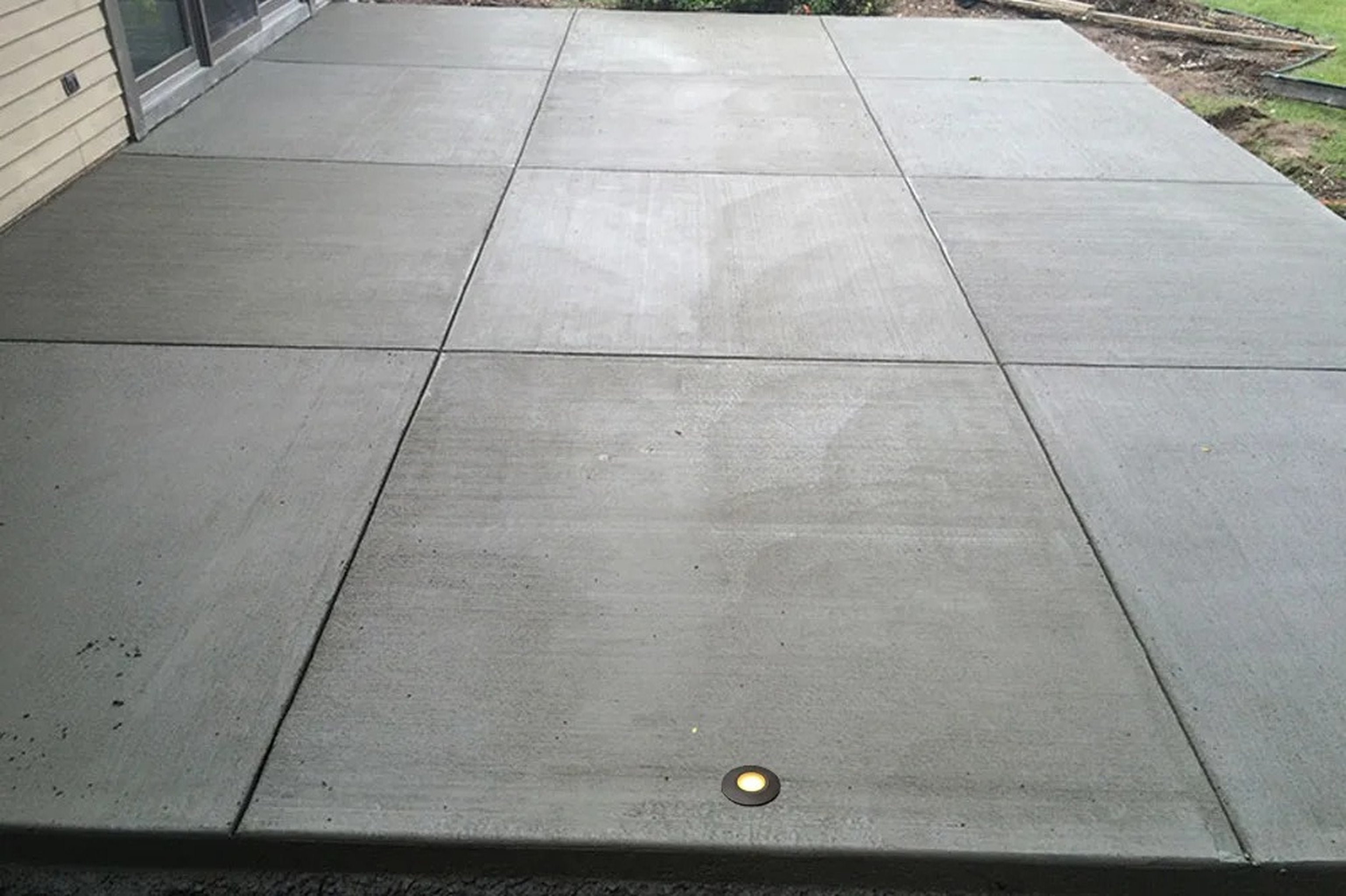 Tru-Scapes Traditional 1.5" Dot Light installed in paver hardscape